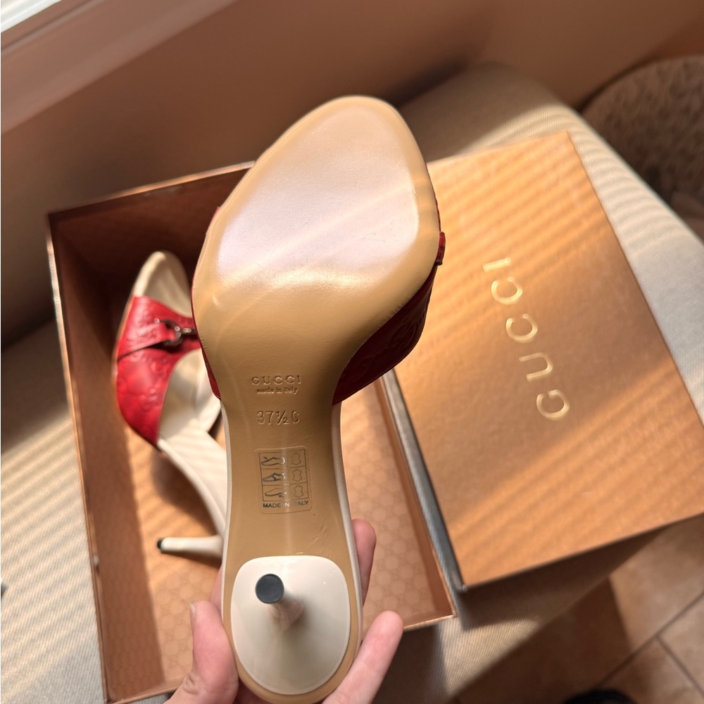 NEW AUTHENTIC Gucci Red Open-Toe Heels 👠
Perfect for Valentines ❤️
